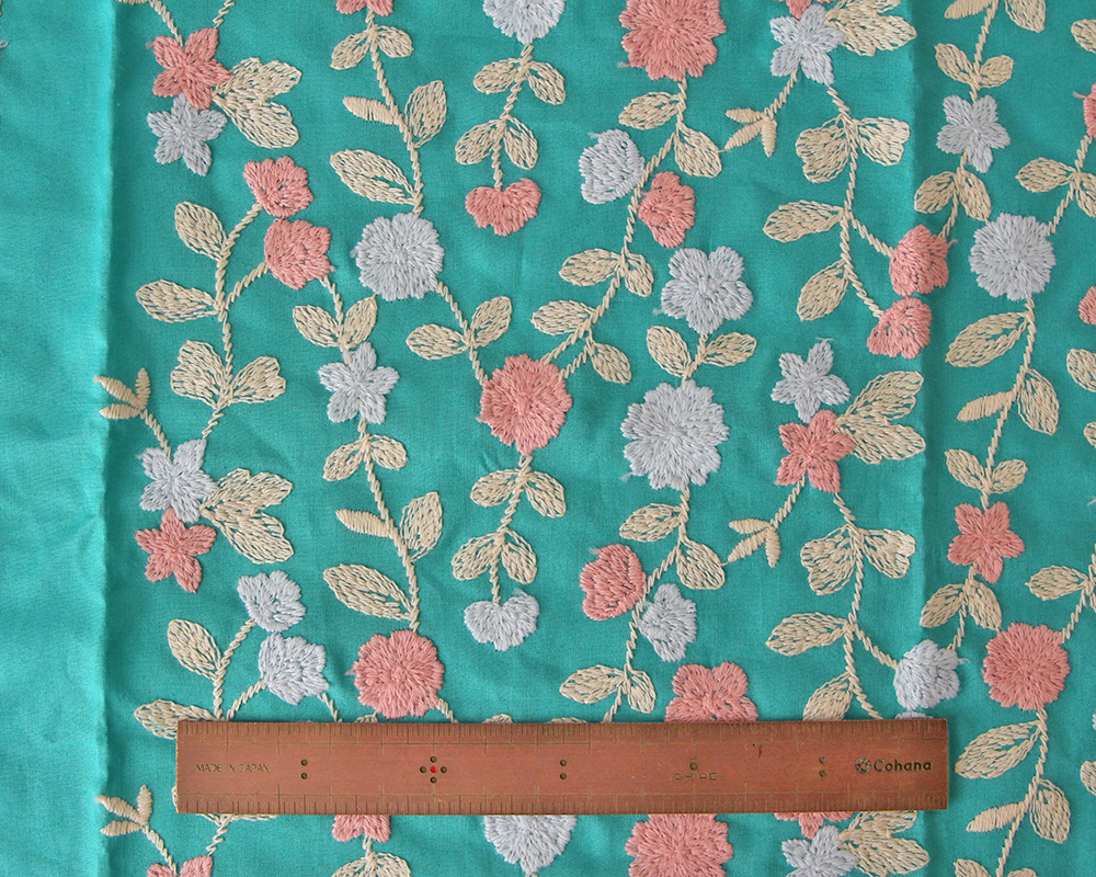 カットクロス】＜made in 桐生＞コットンローンの刺繍ファブリック