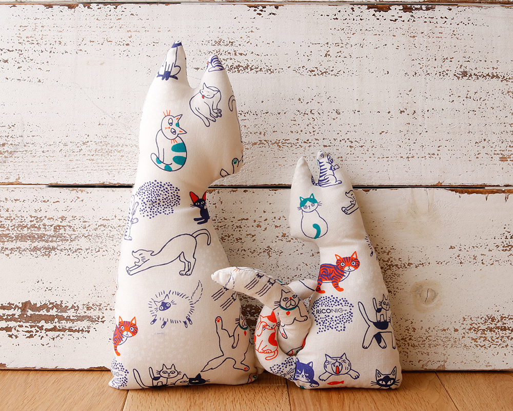 ☆ネコ柄プリント生地で作る「窓辺のネコ×2匹（S・M）」キット [M便 1