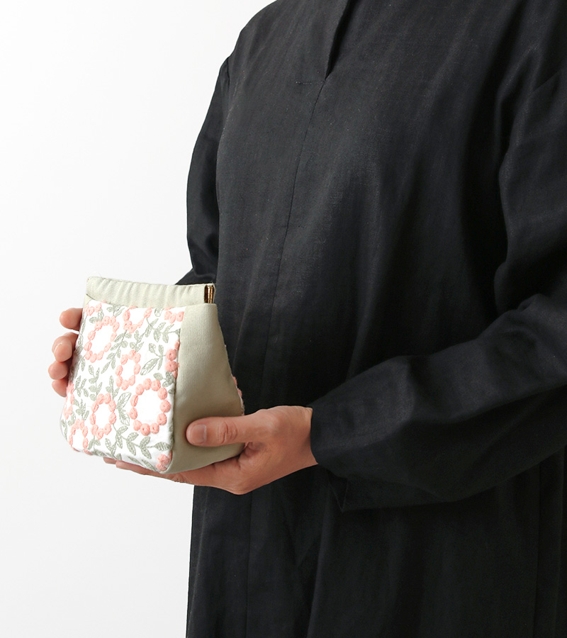 カットクロス】＜made in 桐生＞コットンローンの刺繍ファブリック